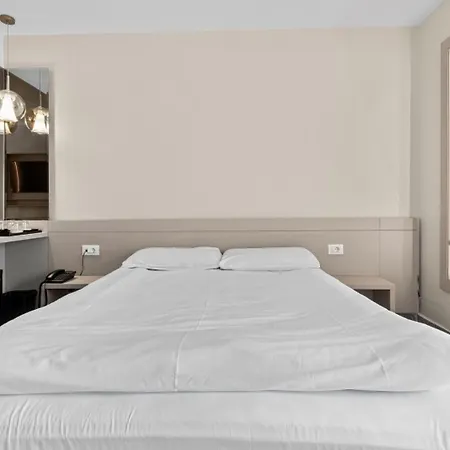 Atena*** Hotel Saturn